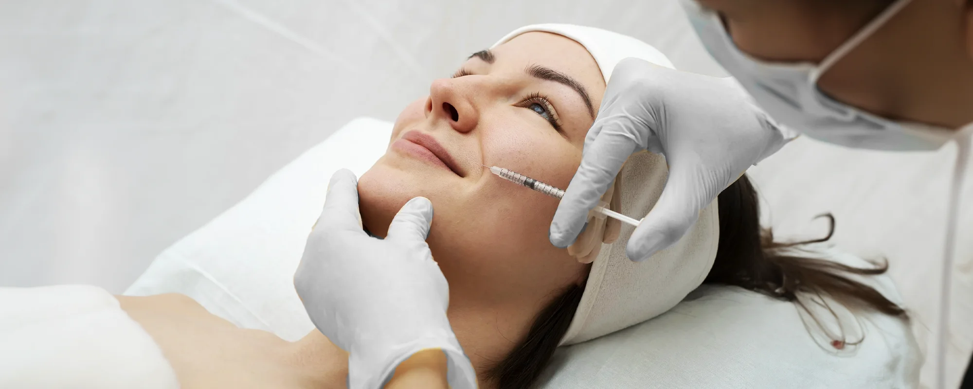 Toksyna botulinowa czy&nbsp;kwas hialuronowy? Przewodnik po&nbsp;zabiegach anti-aging