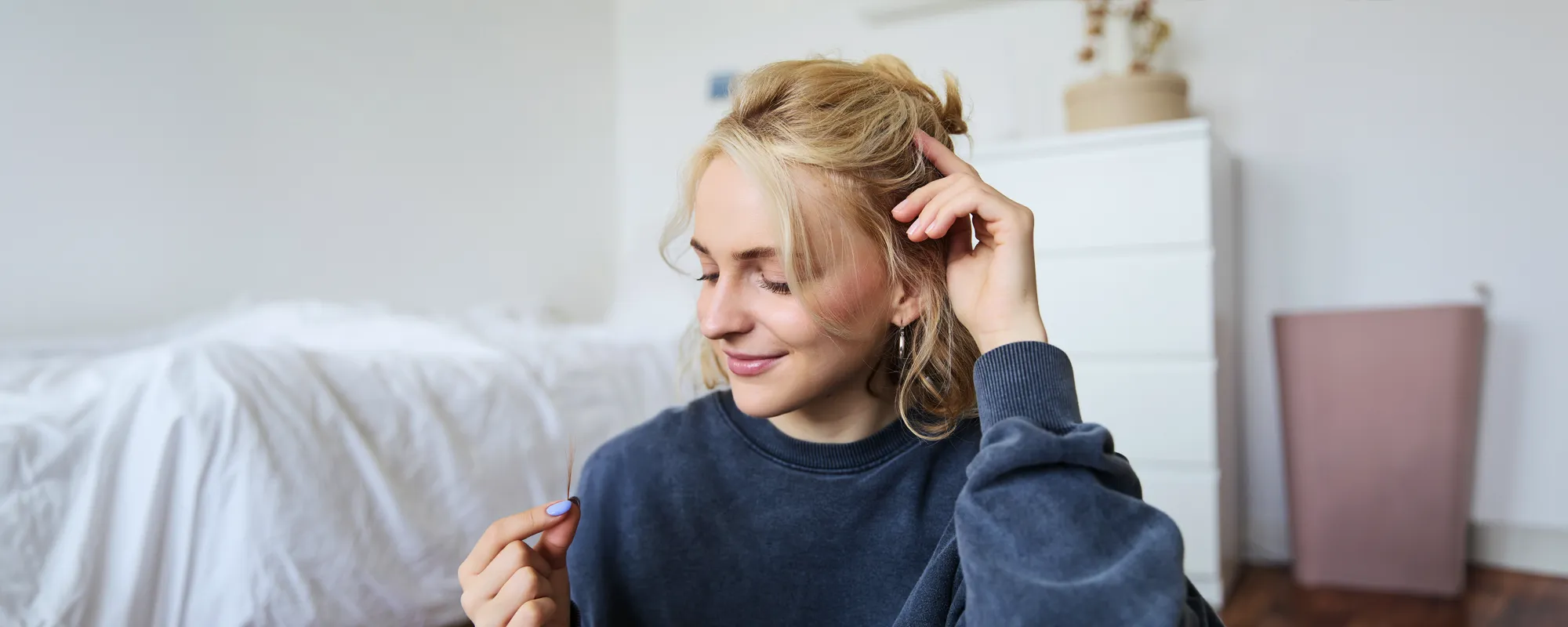 Łysienie androgenowe u&nbsp;kobiet – czym różni się od&nbsp;męskiego i&nbsp;jak je&nbsp;leczyć