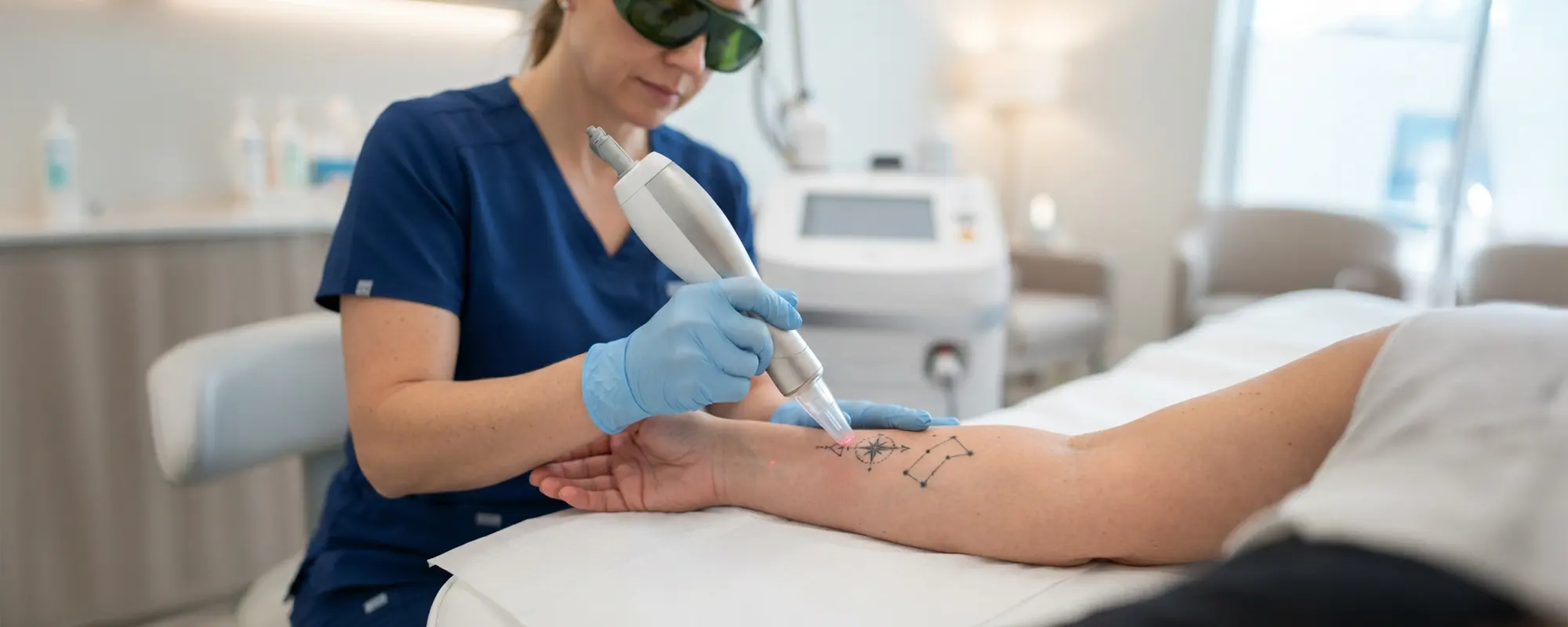 Laserowe usuwanie tatuażu. Jak działa i&nbsp;ile trwa cały proces